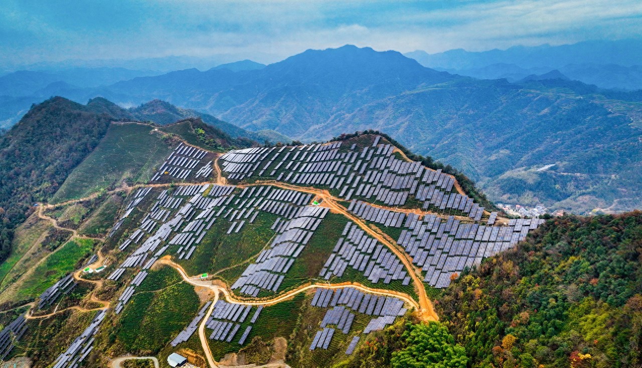 尊龙官方官网恒能临安太阳镇太源村11MW茶光互补项目并网发电